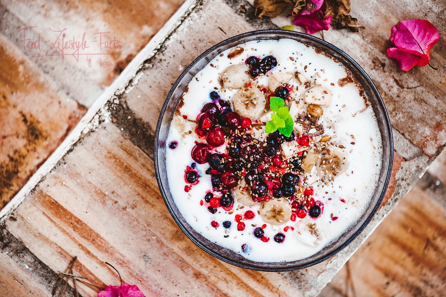 Leichtes Porridge mit gefrorenen Beeren und Milchschaum (Rezept) - food ...